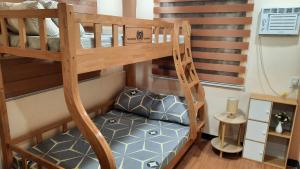 CalapanLS Resthouse - Loft studio with pool and garden access的小屋内双层床,小房间配有双层床