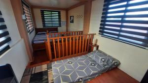 LS Resthouse - Loft studio with pool and garden access客房内的一张或多张床位