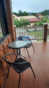 LS Resthouse - Loft studio with pool and garden access的阳台或露台