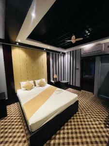 1 dormitorio con 1 cama grande en una habitación en Hotel Istanbul, en Sylhet