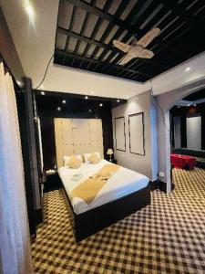 ein Schlafzimmer mit einem großen Bett in einem Zimmer in der Unterkunft Hotel Istanbul in Sylhet