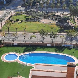 eine Draufsicht auf ein Schwimmbad in einem Park in der Unterkunft Apartamento Magic World Oropesa in Oropesa del Mar