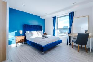 niebieska sypialnia z łóżkiem i biurkiem w obiekcie High-Spec Penthouse Central *Free Parking Space* w Sheffield