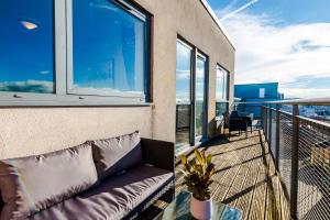 uma varanda com um sofá sentado numa varanda gmaxwell gmaxwell gmaxwell em High-Spec Penthouse Central *Free Parking Space* em Sheffield