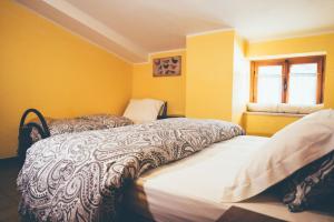 1 dormitorio con 2 camas y ventana en Casa Franca trilocale en Argentera