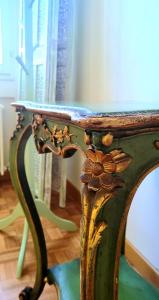 a green and gold table with flowers on it at Belle Epoque B&B in Faenza +29 photos