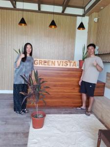 een man en een vrouw die in een kamer staan bij Green Vista Maafushi in Maafushi