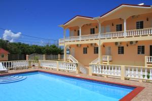 Villa con piscina frente a una casa en Yacht View Apartments, en True Blue