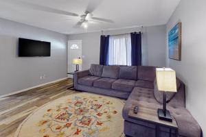 - un salon avec un canapé et une télévision dans l'établissement Mid America House, à Midwest City