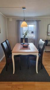 a dining room table with black chairs and a dining room at Leilighet på Bekkeli, Beito. in Beitostøl