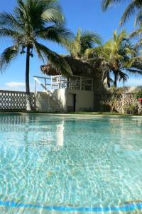 una gran piscina con palmeras y una casa en Vistabella Beach House - Pool, Beach - 12ppl en El Porvenir