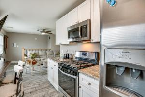 Kuchyň nebo kuchyňský kout v ubytování Bright Duplex Condo Walk to Brigantine Beach!