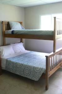 1 dormitorio con 2 literas y 1 cama en Vistabella Beach House - Pool, Beach - 12ppl en El Porvenir