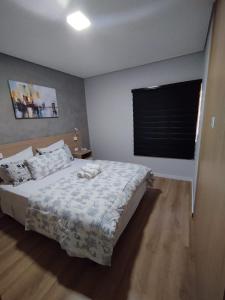 een slaapkamer met een groot bed en een raam bij Flat Hotel reformado Perto do Metro de Moema in Sao Paulo