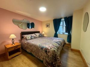 1 dormitorio con 1 cama y 1 lámpara en una mesa en Winkston Holiday Accommodation, en Peebles