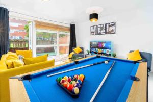sala de estar con mesa de billar en 2 Bedroom Birmingham City Centre Apartment with Pool Table - Free Parking, en Birmingham