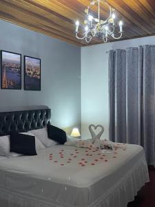 um quarto com uma cama com um coração em Pousada Casa de Campos Guest em Campos do Jordão