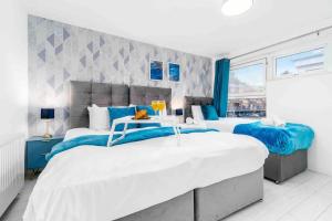 2 camas en un dormitorio con azul y blanco en 2 Bedroom Birmingham City Centre Apartment with Pool Table - Free Parking, en Birmingham