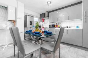 cocina con mesa de comedor y sillas en 2 Bedroom Birmingham City Centre Apartment with Pool Table - Free Parking, en Birmingham