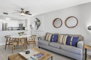 Posezení v ubytování The Oyster by Brightwild-Beachfront Condo