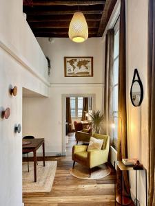 パリにあるLes appartements de l'atelier Paris 3のリビングルーム(黄色い椅子、ソファ付)