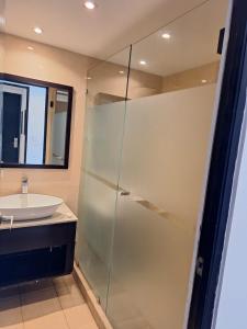 y baño con ducha acristalada y lavamanos. en Playa Blanca Towncenter Suite - NO incluye comidas, en Playa Blanca