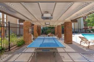 een groot zwembad met een uitgebreide omschrijving van de bar bij 2BD Central To Old Town Pool & Spa Access in Scottsdale
