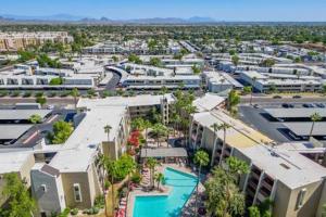 een luchtzicht op een stad met een resort bij 2BD Central To Old Town Pool & Spa Access in Scottsdale