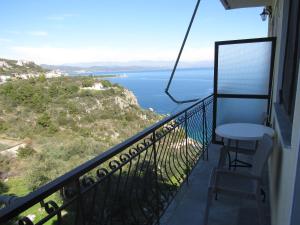 balcón con mesa y vistas al océano en Kallisto studios, en Gythio