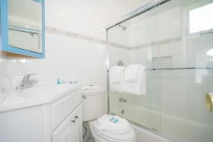 蒙托克的住宿－The Montauk Soundview，一间带卫生间和玻璃淋浴间的浴室