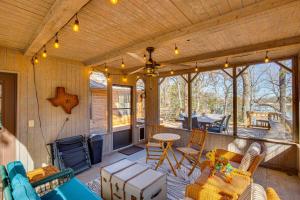 un porche cubierto con mesa y sillas en Streetman Vacation Rental with On-Site Lake Access!, 