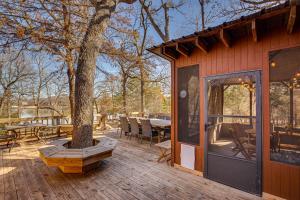 un patio con un árbol, una mesa y sillas en Streetman Vacation Rental with On-Site Lake Access!, 