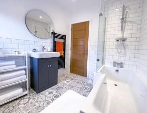 O baie la Juliet Beautiful 1 bedroom, central, modern space. +23 fotografii