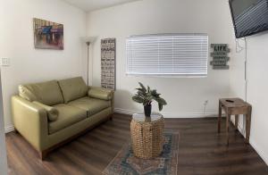 uma sala de estar com um sofá e uma mesa em Very cute and comfy Apartment em Las Vegas