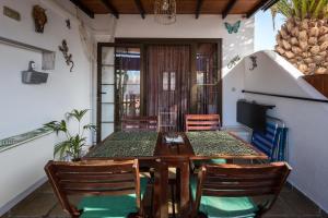 Un comedor con mesa y sillas de madera. en No & Na Bungalow Montecastillo i1, en Caleta de Fuste