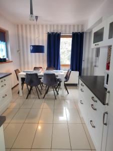 eine Küche mit einem Tisch und Stühlen in der Unterkunft Villove Domy Spa in Rajcza