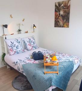 um quarto com uma cama com uma bandeja de frutas em Appartement Tout équipé en Hyper-Centre avec Parking Privé et Gratuit - Vue sur la Ville et Château de Caen em Caen
