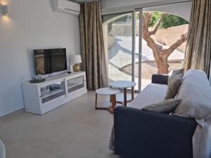 a living room with a couch and a tv at Villa mit privatem Pool 10 Minuten vom Strand mit kostenlosen WiFi in Benissa
