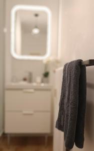 W łazience znajduje się umywalka i ręcznik na wieszaku na ręczniki. w obiekcie Appartement Tout équipé en Hyper-Centre avec Parking Privé et Gratuit - Vue sur la Ville et Château de Caen w Caen