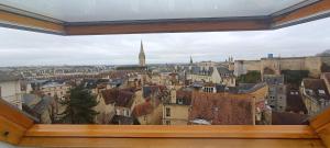 una ventana con vistas a la ciudad en Appartement Tout équipé en Hyper-Centre avec Parking Privé et Gratuit - Vue sur la Ville et Château de Caen en Caen