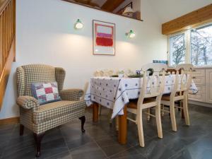 een eetkamer met een tafel en stoelen bij 3 Bed in Portinscale SZ142 in Portinscale