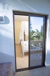 una puerta corredera de cristal que da a un balcón en Watamu GK Palms en Watamu