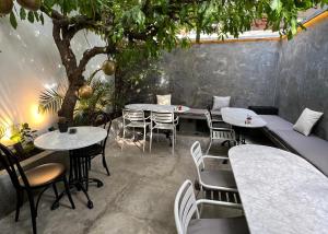 a restaurant with tables and chairs and a tree at Cosmopolitano Hotel Boutique in Santa Cruz de la Sierra