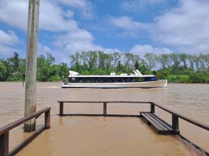 ein Boot im Wasser neben einem Dock in der Unterkunft La Caleta in Tigre + 8 Fotos