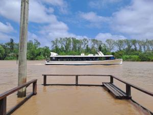 un barco en el agua junto a un muelle en La Caleta en Tigre