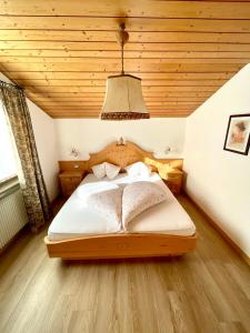 una camera con letto e soffitto in legno di Apartment Gertrud a Castelrotto