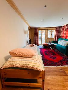 1 dormitorio con 2 camas y sala de estar en One Bedroom with mountain and garden view ground floor of Chalet Solaria, en Zweisimmen