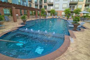 una piscina con una fuente en el medio de un edificio en A VIBE in DEEP ELLUM! en Dallas
