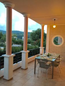 Sophia mountain villas في Yírion: طاولة وكراسي على شرفة مطلة