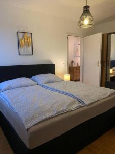 1 dormitorio con 1 cama grande con manta azul en Ferienwohnung Wanderlust, en Bad Rothenfelde